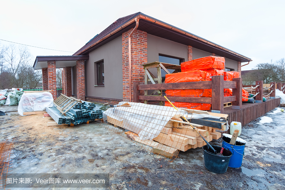 带露台的现代住宅正在建设(改造)中,外面有装修用的建筑材料
